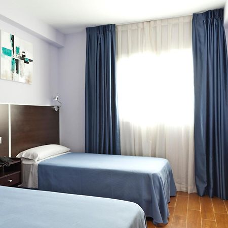 Hostal Avenida Barajas Madrid Ngoại thất bức ảnh